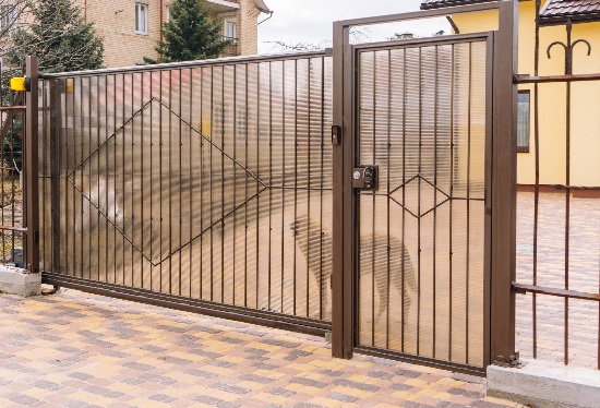 Купить ворота из профлиста с элементами ковки, с металлическими столбами в рамке или под дерево в Борзе от 152625 руб